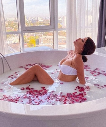 💎 Очаровательная, страстная и опытная девушка ждет тебя в Москве! 💋 Сделаю все, чтобы ты почувствовал себя настоящим королем 🔥 Я знаю, как доставить незабываемое удовольствие и расслабление 💦 Моя эксклюзивная компания – это настоящий подарок для истинных ценителей женской красоты и наслаждения 💫 У меня есть много талантов и умений, которые я с радостью покажу тебе 🌟 Разнообразие услуг, дружественная атмосфера, полное удовлетворение – это все обо мне ✨ Обещаю, что ты останешься доволен каждой минутой проведенного со мной времени 😘 Я живу в Москве и всегда готова подарить тебе незабываемые эмоции! 💞💋 Женя